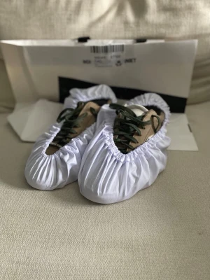 Oliver cabell - Säljer ett par Oliver Cabell sneakers i storlek 43. Skorna är i helt okej skick med normala tecken på användning. Inga större skador, och de fungerar bra att använda.  Säljes då de inte kommer till användning längre. Hör av dig vid intresse!
