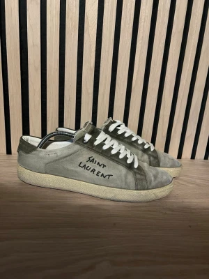 Saint Laurent skor - Jag säljer nu dessa Saint Laurent skor eftersom dem inte kommer till användning längre, mycket bra skick! Mycket sällsynta skor och har tyvär lite skador som syns på bilderna men inget som är jätte synligt och påverkar inte användningen! Skorna är storlek 42 men jag som själv har 43-44 kan använda dem! Pris kan diskuteras vid snabb affär. Hör av er vid frågor och funderingar!😊