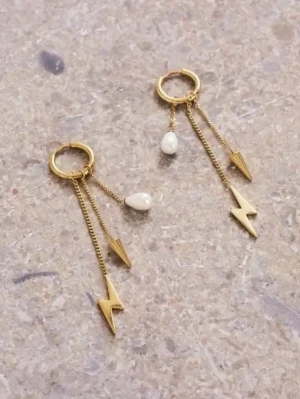 Guldörhängen med blixt och pärldetalj - Snygga örhängen i guldfärg med ring och hängande kedjor. Ena kedjan har en blixtformad detalj, den andra en kon och en droppformad pärla. Perfekt för dig som gillar trendiga accessoarer med unika detaljer.