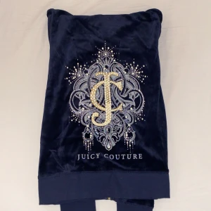 Juicy Couture kofta - Oanvänd kofta från juicy couture i regal blå. Diamant och pärlor. Limitied edition. 