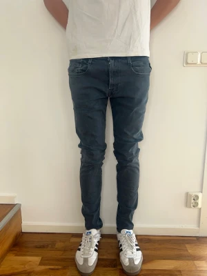 Replay Anbass Hyperflex Jeans - Säljer just nu dessa feta Replay Jeans🙌🏻Storlek: 31/33. Längd= 106 cm | Midja= 40cm | Skriv för fler frågor eller funderingar! Modellen är 190 cm och väger 75 kg!