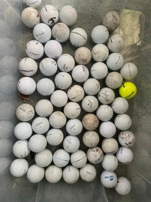 Stort parti golfbollar i blandade märken - Säljer ett stort gäng golfbollar i olika märken och modeller. De flesta är vita men en är gul. Perfekt för dig som vill fylla på golfväskan utan att spräcka budgeten. Bollarna är av standardstorlek och tillverkade i slitstarkt material.