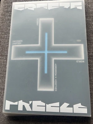 TXT The Chaos Chapter: FREEZE album - Säljer ett album från Tomorrow X Together, The Chaos Chapter: FREEZE, i WORLD-versionen. bra skick allt på 3dje bilden får man. skriv om du undrar något!🥰
