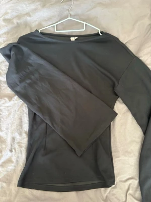 Luxury Wide Sleeve tröja från Nelly  - Säljer denna superfina svarta Luxury Wide Sleeve-tröja från Nelly i storlek XS. Den är insydd i midjan för en snygg och figurnära passform, samtidigt som ärmarna är vida och ger en trendig look.  ✨ Aldrig använd – helt oanvänd och i perfekt skick! Inga defekter eller märken.   Storlek: XS  Färg: Svart  Figurnära i midjan  Vida ärmar  Nelly  Aldrig använd