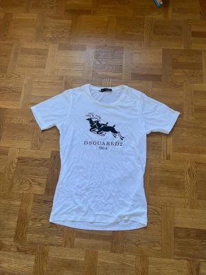 Vit Dsquared2 t-shirt med tryck - Snygg vit t-shirt från Dsquared2 i nyskick