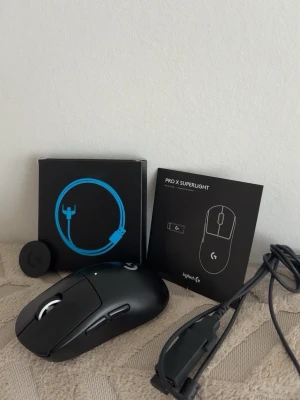 Logitech G Pro X Superlight mus - Säljer en svart Logitech G Pro X Superlight gamingmus. Trådlös modell med lätt vikt, ergonomisk form och flera sidoknappar. Medföljer laddningskabel, dongel och originalförpackning. Perfekt för gaming och snabb respons.