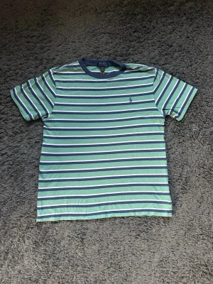 Ralph Lauren t shirt - Säljer nu denna randiga Ralph lauren t sheet som passar xs. Mycket bra skick, inga defekter