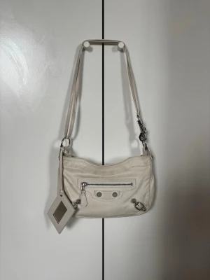 Balenciaga crossbodybag - Köpt från vestiaire, väldigt bra skick med silvriga detaljer bara en pytteliten spricka i spegeln 