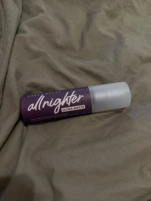 Urban Decay All Nighter Ultra Matte - Urban Decay All Nighter Ultra Matte face mist som fixerar makeup och ger en matt finish. Flaskan är lila med vit text och har ett genomskinligt lock. Perfekt för dig som vill ha en långvarig och matt look. Testad 3-4 gånger bara