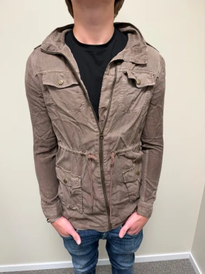 Hilfiger denim jacka - Hej, säljer nu denna snygga Tommy hilfiger jackan i storlek S som är grym nu till hösten, skicket är 9/10! Hör av er vid frågor