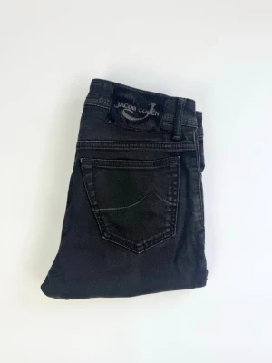 Jacob Cohën jeans 688 C - Svarta jacob Cohën jeans Märke: Jacob Cohën Storlek: Size 30 Passform: Slimfit Färg: Svart Skick: Bra Mått: Midja: 38 cm Längd: 94 cm Öppning vid fot: 16 cm 