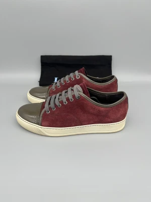 Lanvin Dbb1 Patent Cap Toe Sneaker Burgundy | 40 - Sparsamt använda sneakers i mycket bra skick. Vinröd färg, dustbag medföljer.