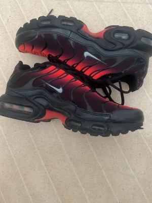 Nike Air Max Plus/ Nike tns röd/svart  - Säljer ett par Nike Air Max Plus sneakers i rött och svart. nypris är 2400kr skriv om du vill ha mer bilder och pris kan sänkas vid kontakt. Om någon vill köp kan jag även tvätta dem om hen vill det!