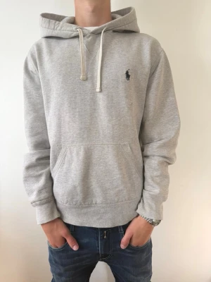 Ralph Lauren  - Ralph Lauren hoodie i storlek xs. Modellen är ca 168cm.                    Hör av er för mer info🙌