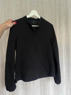 Svart blus Vero Moda🌸 - En svart blus från Vero Moda, helt ny!🌟