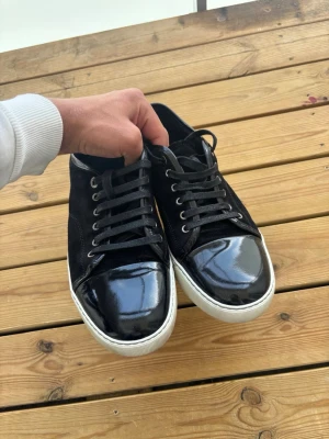 Lanvin svart uk7 - Säljer nu dessa sjukt feta svarta lanvins som är helt perfekta för sommaren! Size uk7 som motsvarar 41-42! Skick 9/10  😌. Nypris 5000kr mitt pris 2499 och vid snabb affär gör jag ännu bättre pris! Hör av dig vid intresse 🤩📦 !🫡