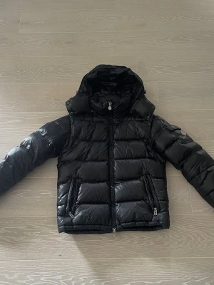 Moncler Maya  - Köpt för 5500kr begagnat. Har haft jackan i cirka 3 år och känner att jag skulle vilja prova något nytt. Jackan är i fint skick men finns såklart täcken på användning. Storleken är 2 i monclers storlek vilket jag skulle säga motsvarar S/M. Priset är inte hugget i sten och är öppen för prisförslag men helst inga skam bud. Om du är intresserad och undrar över något så behöver du inte tveka på att höra av dig☺️