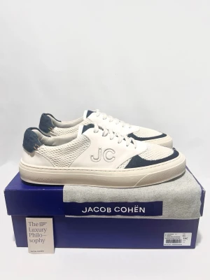 Jacob Cohën Sneakers  - Extremt fräscha och unika sneakers från Jacobcohen! Nyskick, inga defekter. Storlek 44,5. Alla tillbehör medföljer. Kontakta mig för fler frågor och funderingar!
