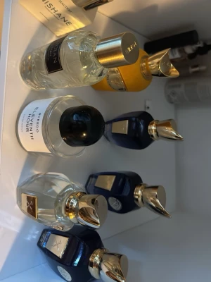 Parfymkollektion med exklusiva märken -  Säljer från 1ml till 10ml ochså/Stor parfymkollektion med exklusiva märken som Chanel, Nishane, Byredo, Dolce & Gabbana, Jean Paul Gaultier och Xerjoff. Flakongerna varierar i färg och form, från klassiskt svart och genomskinligt till färgstarka och unika designer. Perfekt för dig som vill ha variation och lyxiga dofter. Priset beror på märket o hur mycket ml kvar i flaskan/ s
