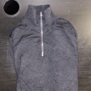 Stickad 1/4 zip - Stickad tröja från Riley. Använd endast 2 gånger. Nypris 1000.