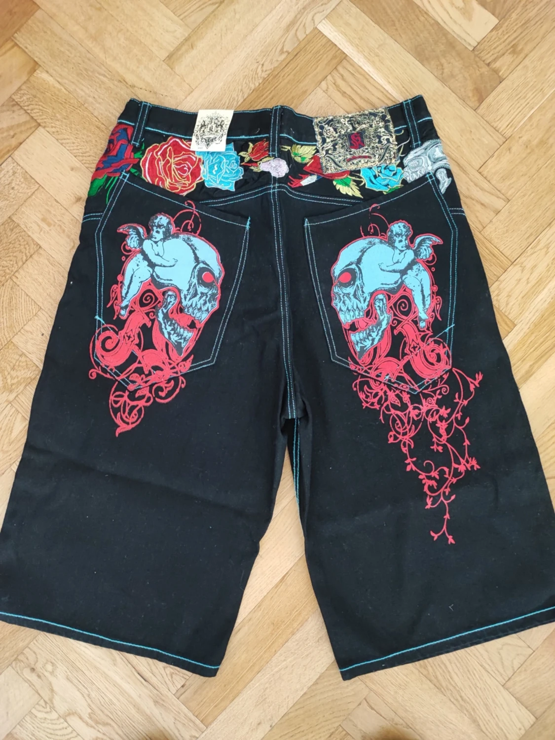 Svarta shorts med broderi och tryck - 1