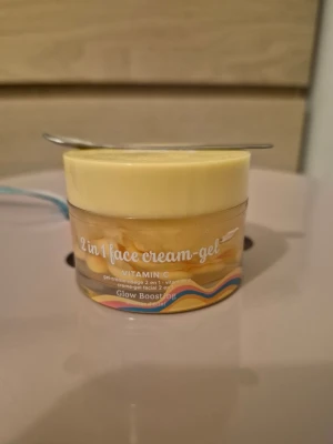 2 in 1 face cream-gel Vitamin C - Glow boosting ansiktskräm-gel med vitamin C från I-cos Skin Care. Kommer i en rund, transparent burk med gult lock och medföljande liten sked för enkel applicering. Perfekt för dig som vill ha extra lyster i huden. PRIS KAN DISKUTERAS! Kom gärna med prisförslag och frågor!😊🌸