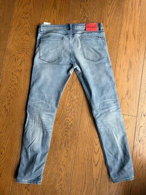 Ljusblå slim jeans från HUGO - Säljer ett par ljusblå slim jeans ifrån Hugo i modell 708.  