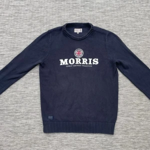Stickad Morris tröja - Säljer nu denna riktigt feta Morris tröja!🙌 Skick:9/10🌟 Storlek: XS⭐️ Hör gärna av er vid frågor eller funderingar!🤗