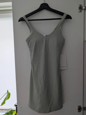 Ny Lululemon Jerseyklänning Align - Storlek M. Helt ny med prislapp. Var tänkt som present men var fel i storleken och var försent för att returnera. Nypris 1580kr. Färgen är fog green. https://www.lulufanatics.Com/item/100543/lululemon-align-dress-fog-green