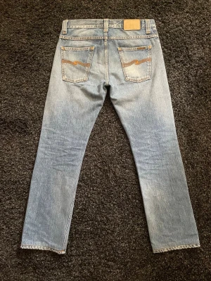 Nudie jeans average joe - Ett par Nudie jeans i modellen average Joe👖             Eftertraktade då de inte produceras längre✅              MÅTT📏:                                                                   Bredd midja: 40 (runt):85 Ytterben: 99 Bredd benöppning: 18:                                                                   Priset går att diskutera vid en snabb affär.                Kom med frågor!🙋‍♂️                                                         !!!Skulle säga att de passar mer som 32/32!!!