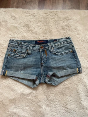 Blå jeansshorts från Vigoss - Ett par Lågmidjade jeansshorts från Vigoss