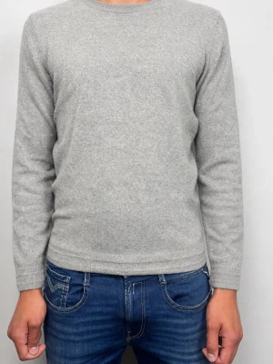 Ljusgrå stickad tröja unisex - En stilren ljusgrå stickad tröja från Massimo dutti med rund hals och långa armar. Tröjan är i storlek M. Säljer pga för kort jag är 185 och den är lite för kort. Skulle säga att den passar runt 170-182 cm🙌tröjan är perfekt för lager-på-lager och passar till det mesta i garderoben. Tröjan är i grymt skick. Pris kan diskuteras vid snabb affär 👌