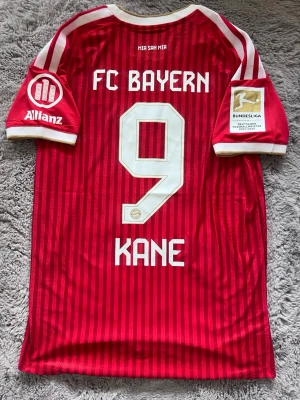 Bayern München Kane - En Bayern München tröja från 26/27 med Kane i spelar version, storlek L