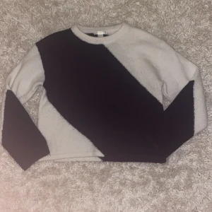 Svartvit stickad tröja från Gina Tricot - Säljer en snygg stickad tröja från Gina Tricot i storlek 146/152. Tröjan har ett coolt diagonalt mönster i svart och vitt, rund halsringning och långa ärmar. Perfekt för dig som gillar en stilren men ändå unik look.