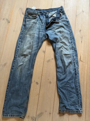 Levis 555 ljusblå jeans - Ett par ljusblå levis 555. Relaxed straight fit. Storlek 30/32. Lite tecken på användning som man ser på bild 4 o 5 annars bra skick.