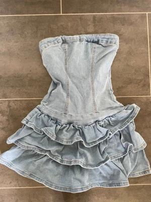 Volang jeans klänning  - Jättesöt volang jenasklänning.