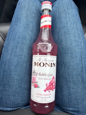 Monin Bubble Gum Sirap 70cl - HELT OÖPPNAD, Säljer en flaska Monin Bubble Gum sirap på 70cl. Perfekt för att smaksätta drycker som t.ex milkshakes, slush eller drinkar. Är alkoholfri och postas i mycket bubbelplast💗