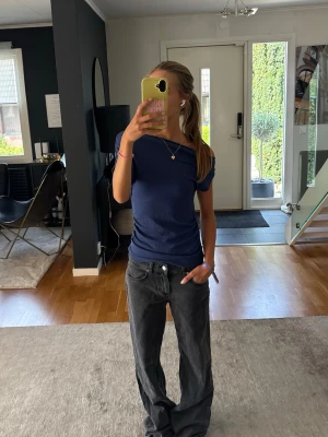 Mörkblå offshoulder topp - Snygg mörkblå offshoulder topp 