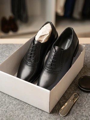 Svarta läderloafers från ZOHANNY - Stilrena svarta loafers i äkta läder från ZOHANNY. Skorna har klassisk snörning, låg klack och elegant broguemönster längs kanterna. Perfekta för dig som vill ha en tidlös och dressad look. Säljes i originalkartong.