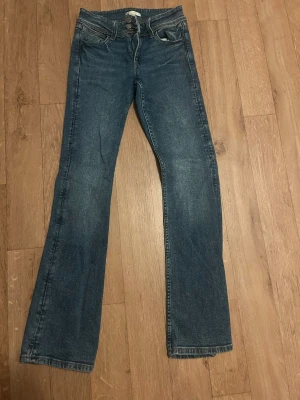 Blå bootcut jeans med broderade fickor - Bootcut jeans från Gina 