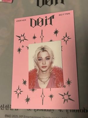 Stray Kids DOIT photocard set - Säljer mini photo ids varje är 55kr styck Felix är 65kr. Stray Kids DOIT photocards från SKZ IT TAPE. Perfekt för samlare av K-pop merch och fans av Stray Kids. OFFICIELLA MERCH! I perfekt skick! 