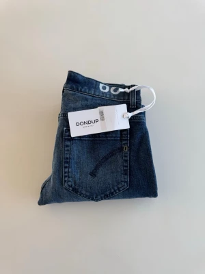 Dondup jeans - Säljer dessa helt nya dondup jeans i storlek w29. Dem är helt nya med tags kvar. Riktigt schysst tvätt. Nypris ca 2500 mitt pris 799. Kom dm för minsta fråga eller fundering!