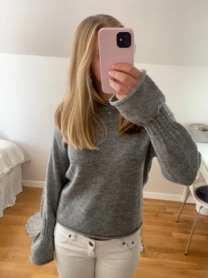 Grå stickad tröja med volanger på ärmarna - Supergullig grå stickad tröja med fina detaljer vid händerna. Från GinaTricot i storlek S. Pris kan alltid diskuteras och skriv om du har några frågor!💗