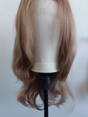 HD-lace värmetålig syntet oanvänd 45cm askblond verklighetstrogen - Väldigt verklighetstrogen.  - Mörkblond/askblond - HD-lace - Layered cut - 150% densitet  - Värmetålig upp till 220grader - Lacen är 13x4, oklippt. Kan klippas innan om så önskas. - 45cm (18inch)