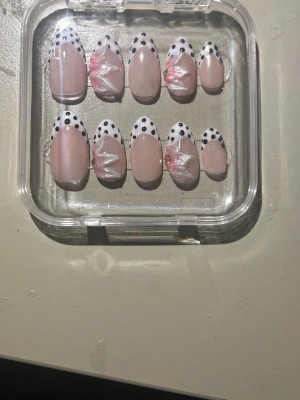 Press-on naglar med prickigt mönster - Säljer ett handgjort set press-on naglar med prickiga French tips och 3d blommor