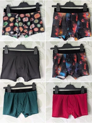 Kalsonger Boxershorts Storlek 158/164 Lindex - .  6 stycken kallingar i fint skick och en är oanvänd. Lite nopper/ludd förekommer vid gren/ben/tvättlapp. - De mönstrade är lite mer tvättpåverkade de är luddigare/ljusare färg i tryck. - Någon skavank i söm kan förekomma. - Någon till skavank kan förekomma som jag har missat men jag har försökt att granska så gott det går. 