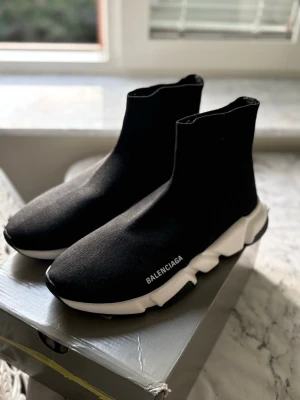  Speed Trainer sneakers - Svarta  Speed Trainer sneakers med vit chunky sula och stretchig strumpliknande ovandel. Minimalistisk design med -logga på sidan. Tillverkade i textilmaterial och har en modern, sportig look.