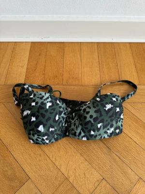 Bikini topp från Damella - Storlek 42 (liten i storlek). Är helt oanvänd med lappen kvar. Nypris är 499 kr.