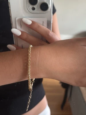 Guldigt pärlarmband med kedjedetalj - Snyggt armband i guldfärgad metall med små pärlor som ger en glittrig effekt. Perfekt för att lyfta outfiten🌸
