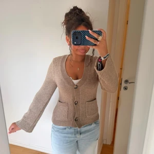 Beige stickad kofta med fickor - Säljer denna jättefina beiga koftan med fickor där dram från lindex🤎